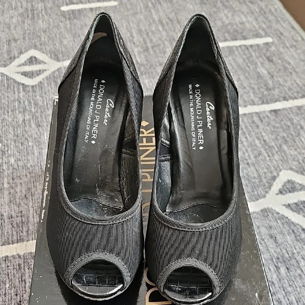 Donald J. Pliner Black Peep Toe Women's Shoes - Picture 1 of 9